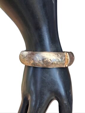 Vintage Sarah Coventry Gold Tone Etched Floral Hinged Bangle Bracelet